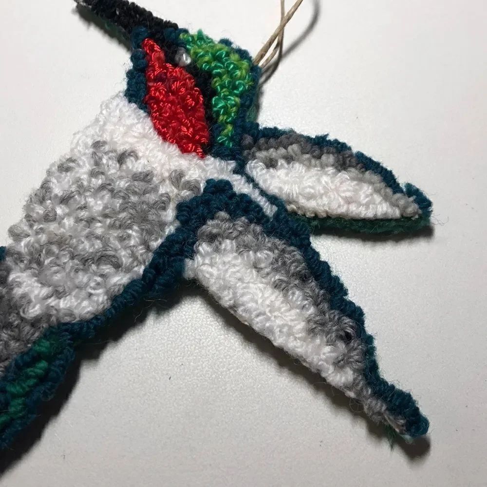 NEW! Hand hooked Hummingbird - Picture 5 of 6